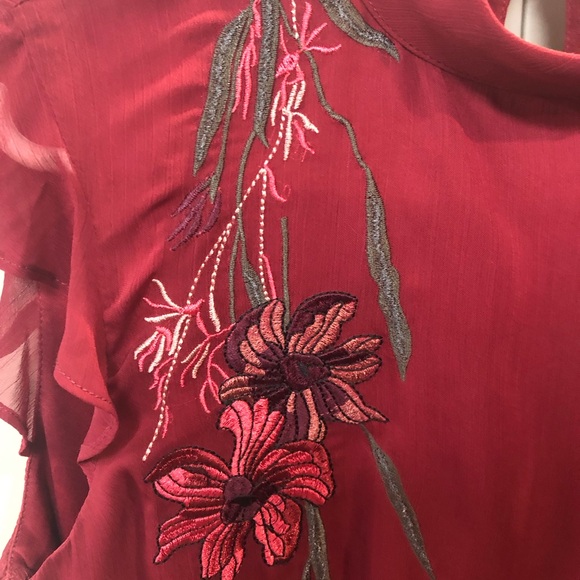 Ladies Medium Embroidered Top: Le château - Picture 2 of 9